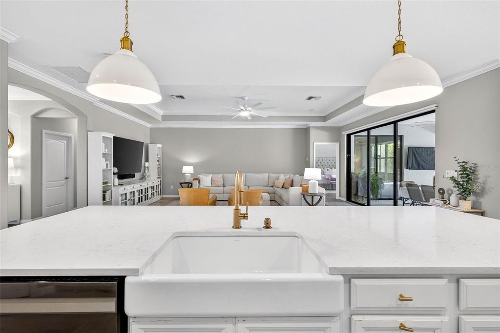 Image 15 of property listing at 710 ACACIA COURT, Bradenton, FL 34212