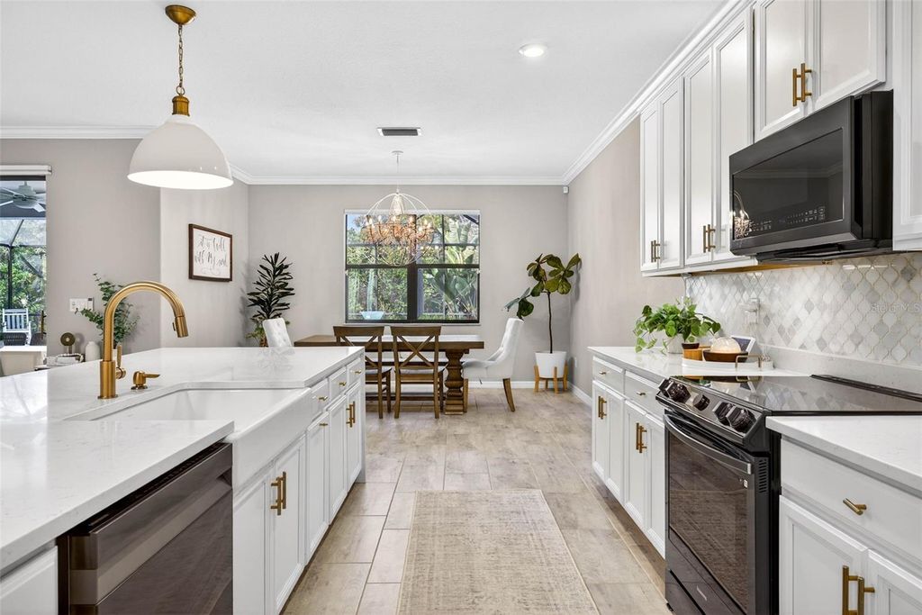 Image 16 of property listing at 710 ACACIA COURT, Bradenton, FL 34212