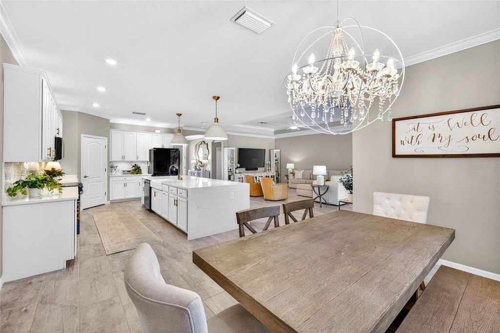Image 20 of property listing at 710 ACACIA COURT, Bradenton, FL 34212
