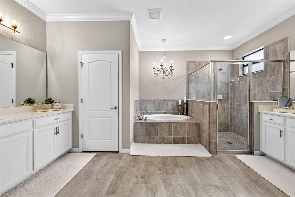 Image 32 of property listing at 710 ACACIA COURT, Bradenton, FL 34212