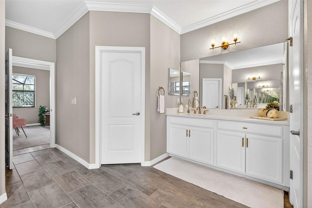 Image 34 of property listing at 710 ACACIA COURT, Bradenton, FL 34212