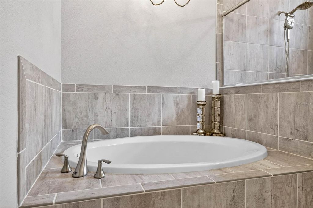 Image 35 of property listing at 710 ACACIA COURT, Bradenton, FL 34212