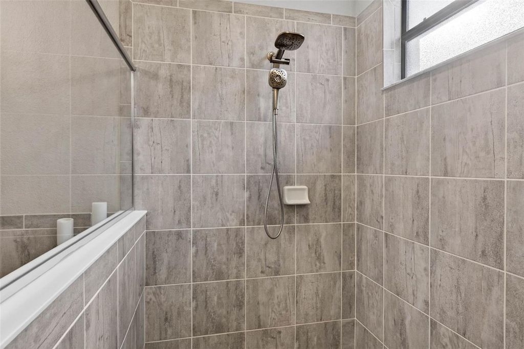Image 36 of property listing at 710 ACACIA COURT, Bradenton, FL 34212