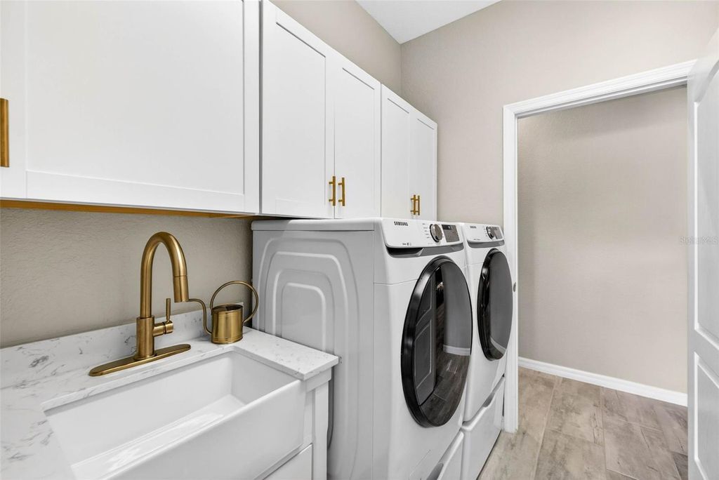Image 39 of property listing at 710 ACACIA COURT, Bradenton, FL 34212