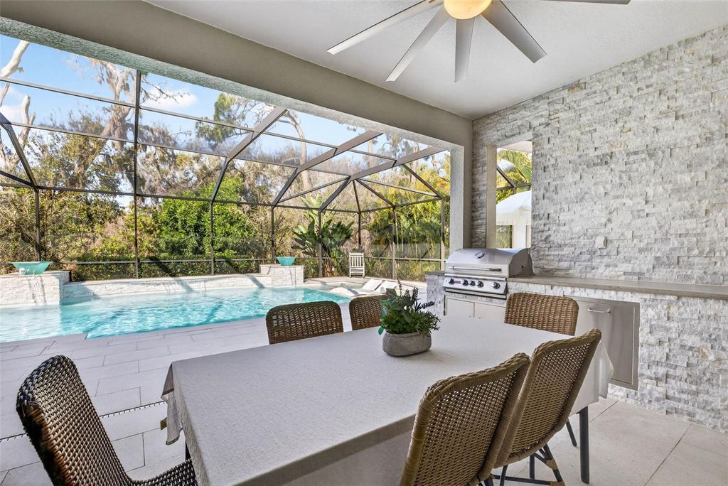 Image 43 of property listing at 710 ACACIA COURT, Bradenton, FL 34212