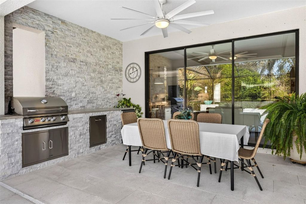 Image 45 of property listing at 710 ACACIA COURT, Bradenton, FL 34212