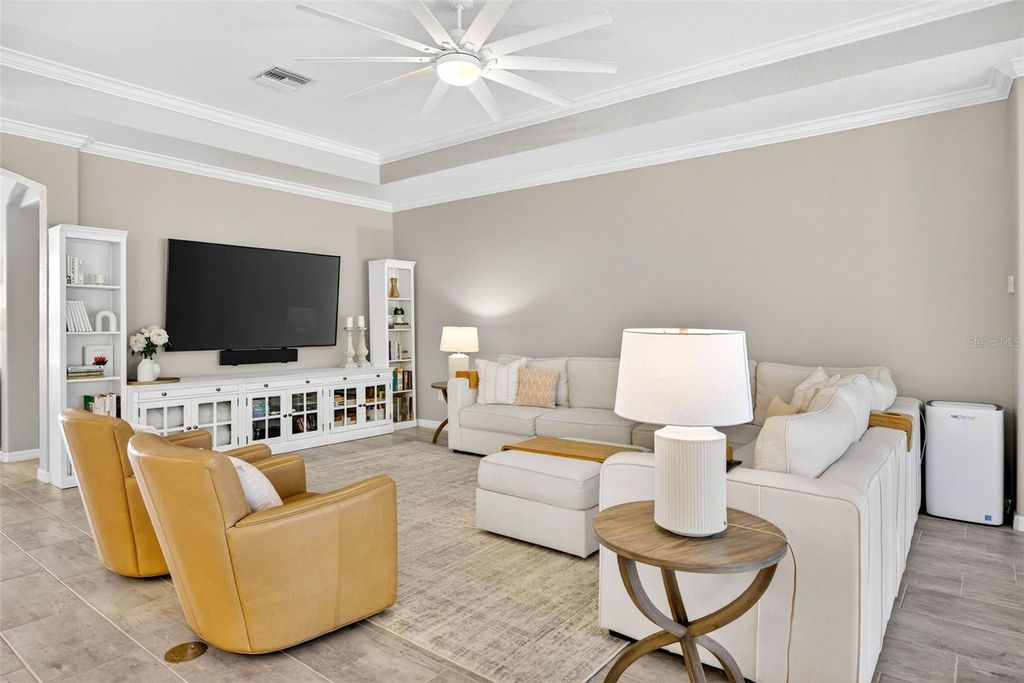 Image 8 of property listing at 710 ACACIA COURT, Bradenton, FL 34212