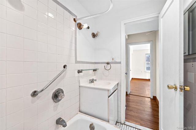 141-21 78th Rd Road 1B, Kew Garden Hills, NY 11367