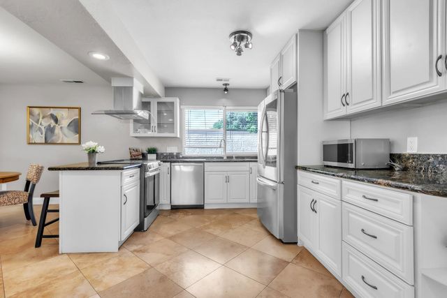 1160 Silver Lake Dr, Sacramento, CA 95831