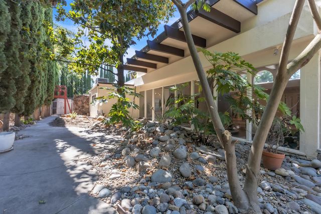 1160 Silver Lake Dr, Sacramento, CA 95831