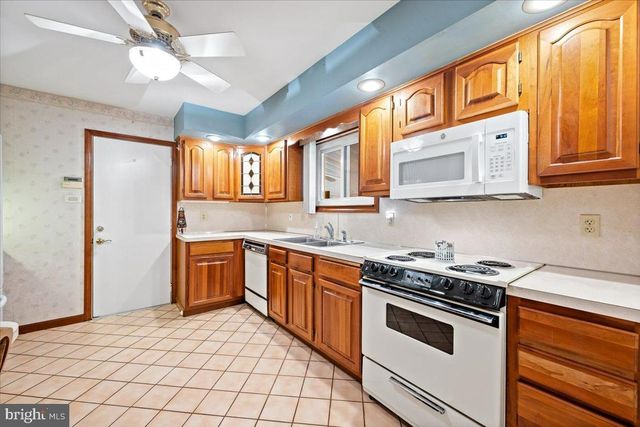 1240 RIDGE AVE, Whitehall, PA 18052