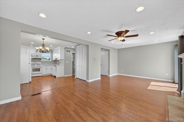 2824 Roundtree Drive, Troy, MI 48083
