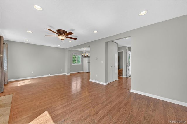 2824 Roundtree Drive, Troy, MI 48083