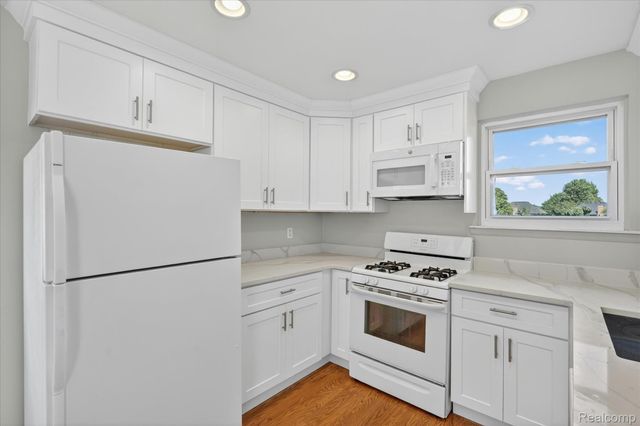 2824 Roundtree Drive, Troy, MI 48083