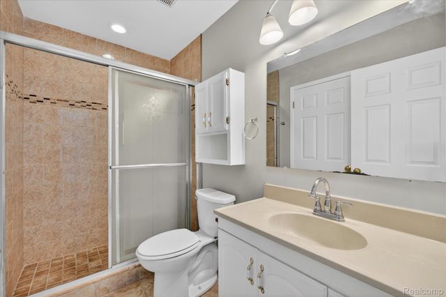 2824 Roundtree Drive, Troy, MI 48083