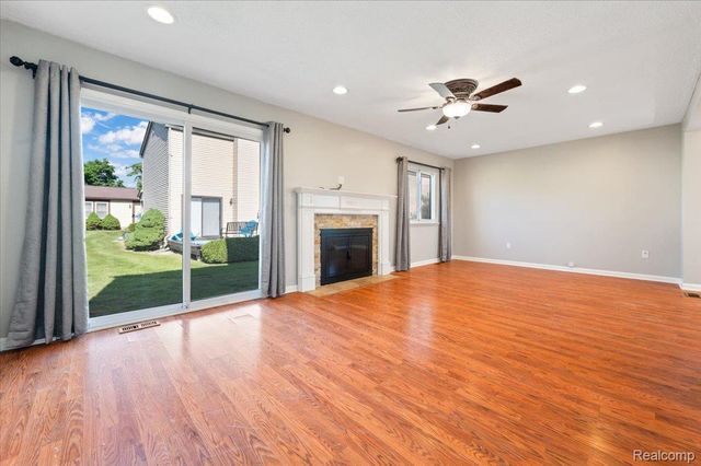 2824 Roundtree Drive, Troy, MI 48083