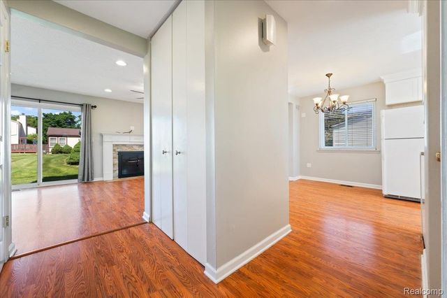 2824 Roundtree Drive, Troy, MI 48083