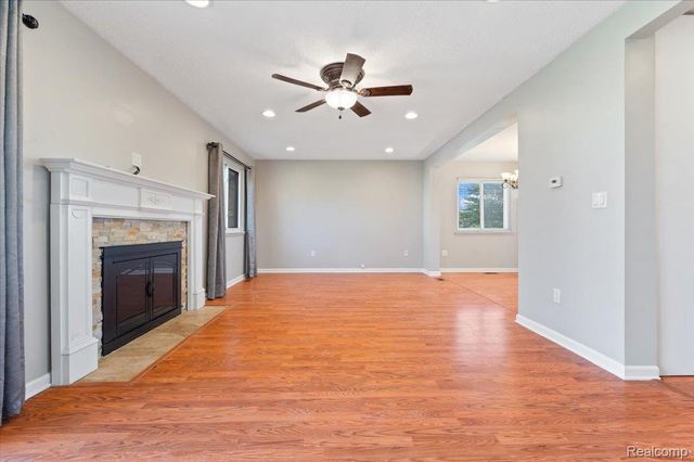 2824 Roundtree Drive, Troy, MI 48083