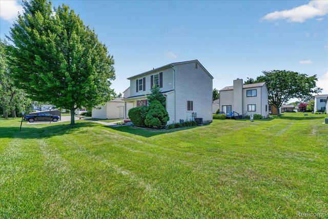 2824 Roundtree Drive, Troy, MI 48083