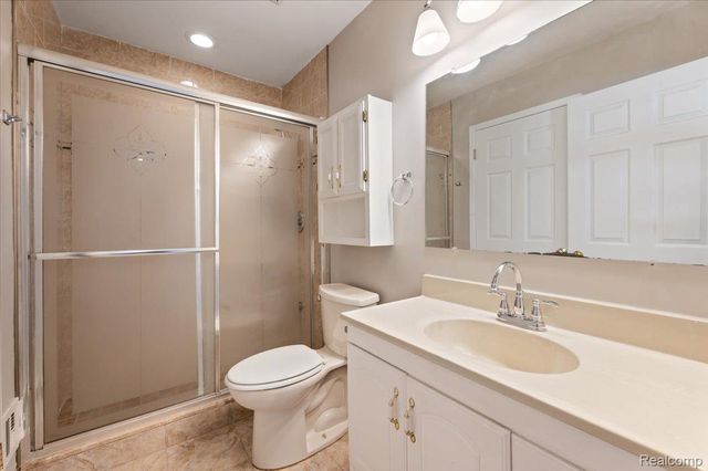 2824 Roundtree Drive, Troy, MI 48083