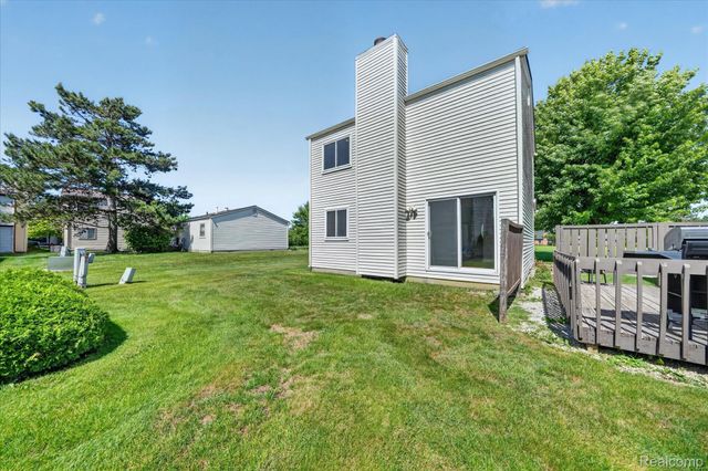 2824 Roundtree Drive, Troy, MI 48083