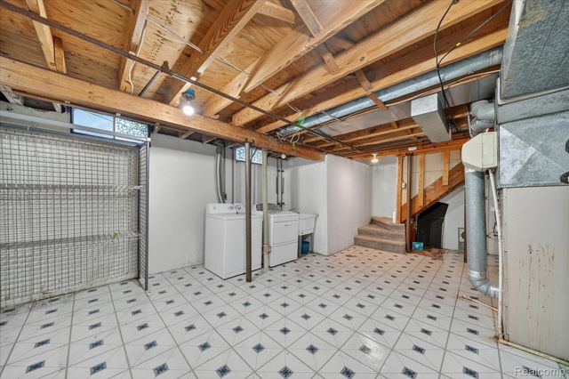 2824 Roundtree Drive, Troy, MI 48083