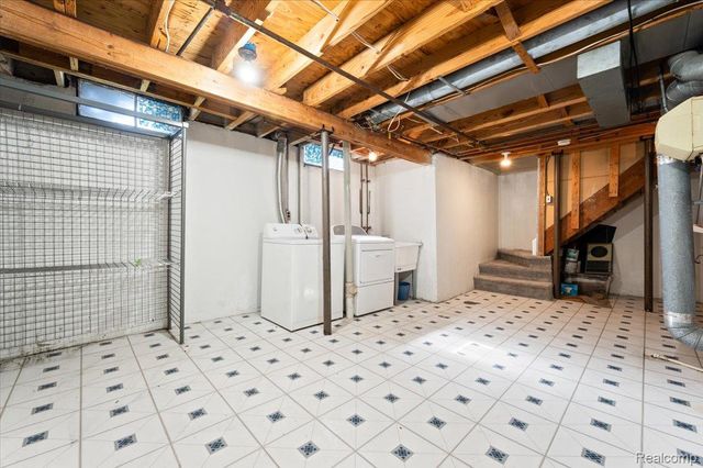 2824 Roundtree Drive, Troy, MI 48083