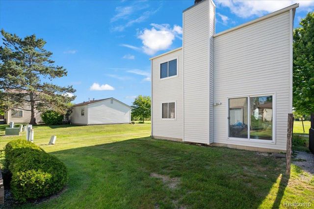 2824 Roundtree Drive, Troy, MI 48083