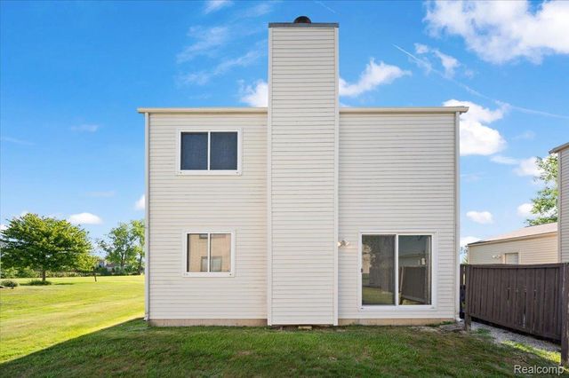 2824 Roundtree Drive, Troy, MI 48083