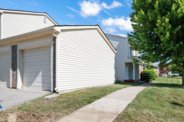 2824 Roundtree Drive, Troy, MI 48083