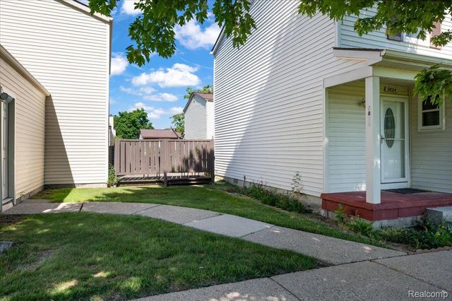 2824 Roundtree Drive, Troy, MI 48083