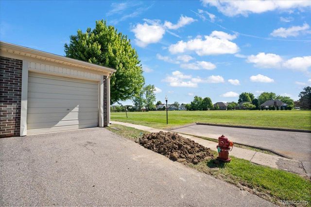 2824 Roundtree Drive, Troy, MI 48083