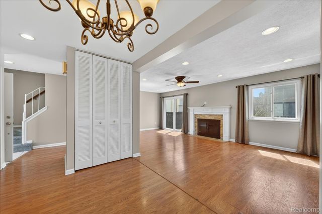 2824 Roundtree Drive, Troy, MI 48083