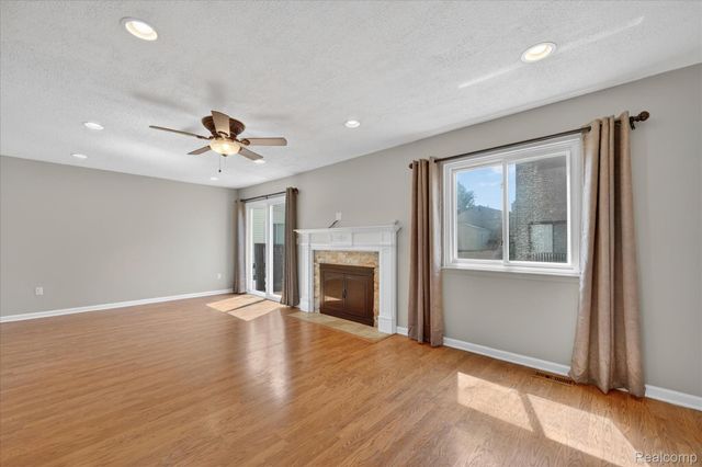 2824 Roundtree Drive, Troy, MI 48083