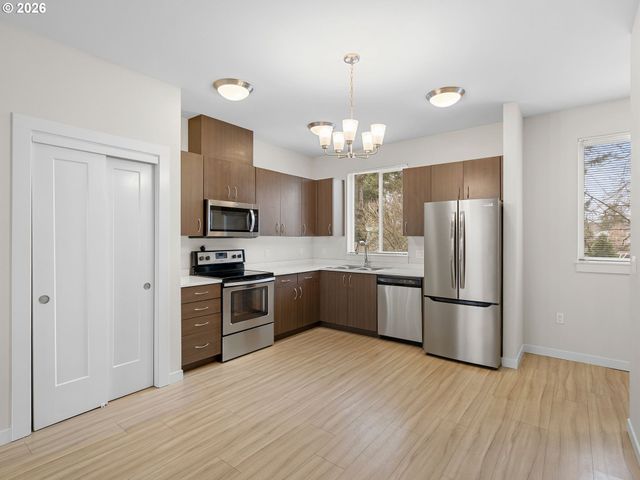 10845 E BURNSIDE St, Portland, OR 97216
