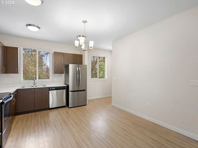 10845 E BURNSIDE St, Portland, OR 97216