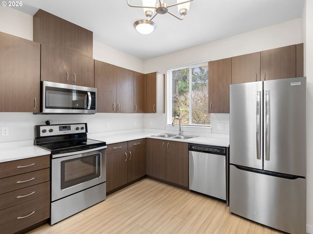 10845 E BURNSIDE St, Portland, OR 97216