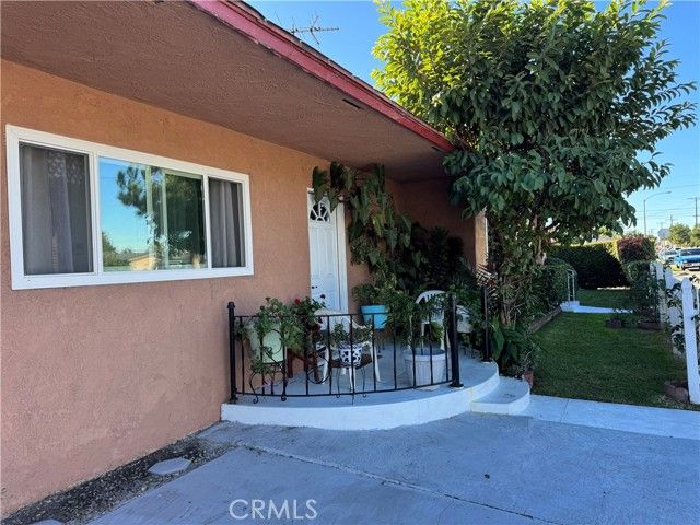 10406 San Carlos, South Gate, CA 90280