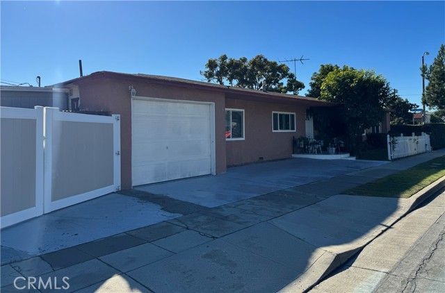 10406 San Carlos, South Gate, CA 90280