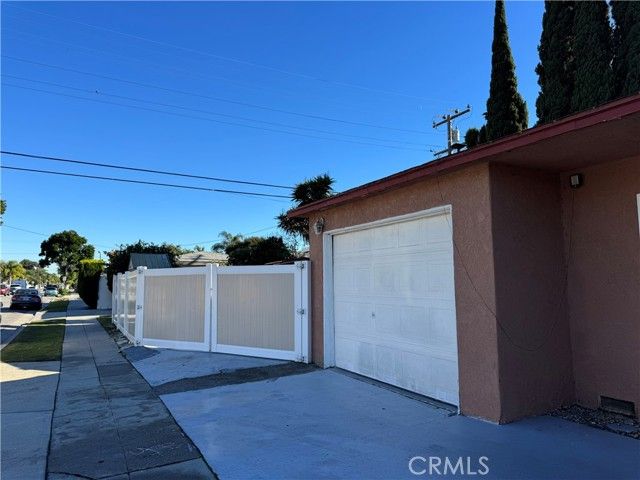 10406 San Carlos, South Gate, CA 90280