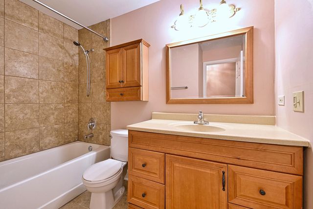 850 S Lorraine Road S 3E, Wheaton, IL 60189