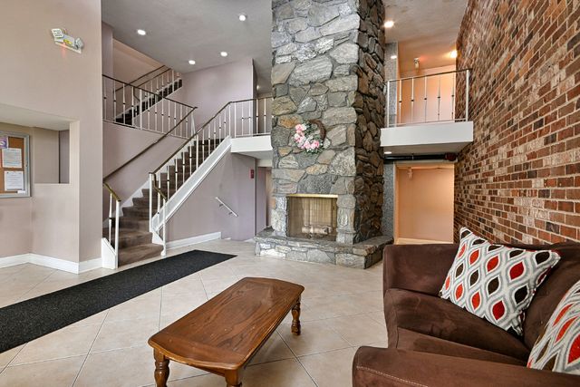 850 S Lorraine Road S 3E, Wheaton, IL 60189