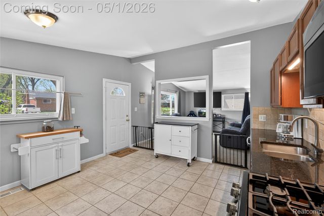 22813 Detour Street, St. Clair Shores, MI 48082