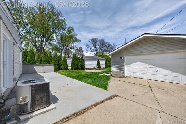 22813 Detour Street, St. Clair Shores, MI 48082