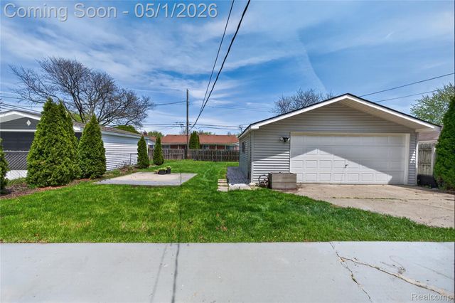 22813 Detour Street, St. Clair Shores, MI 48082