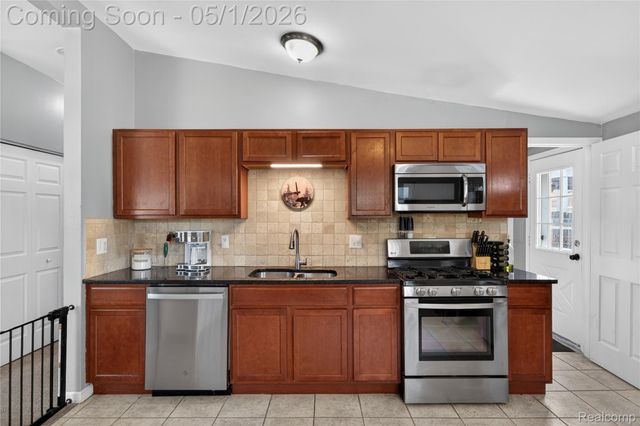 22813 Detour Street, St. Clair Shores, MI 48082