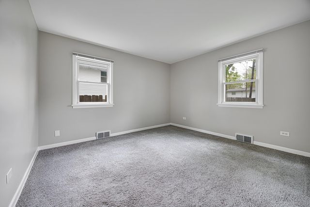 25 N Iowa Avenue, Addison, IL 60101