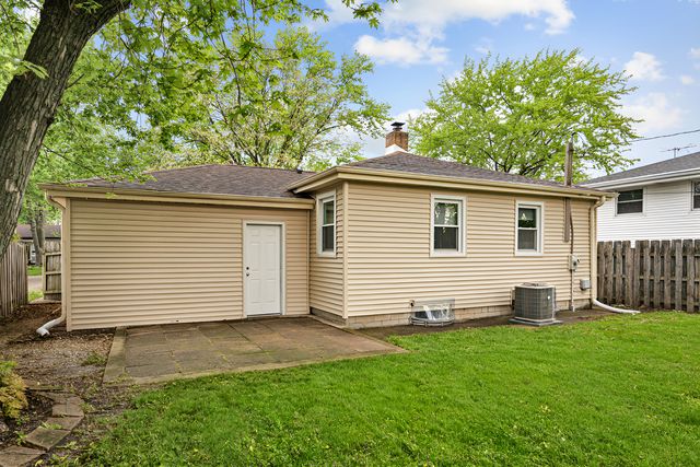 25 N Iowa Avenue, Addison, IL 60101