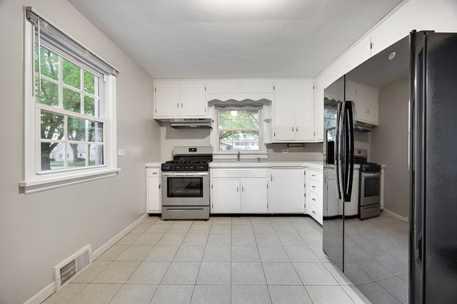 25 N Iowa Avenue, Addison, IL 60101