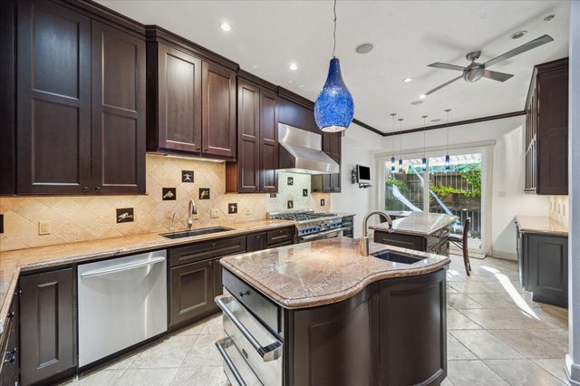 45 Bayou Pointe Drive, Houston, TX 77063